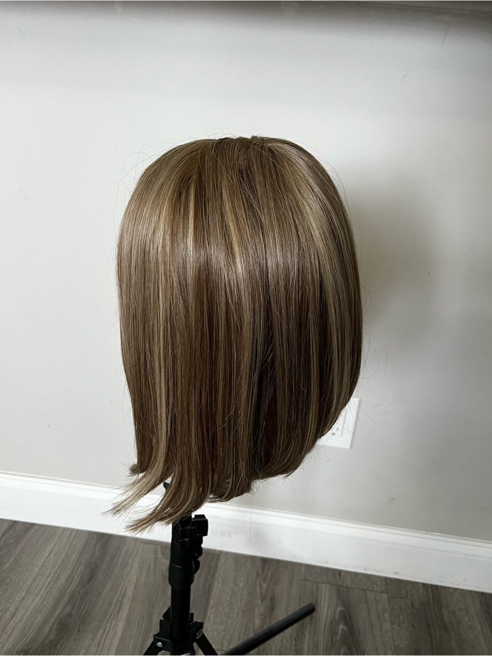 15โ Light Brown with blonde highlights Synthetic Wig - Picture 7 of 16